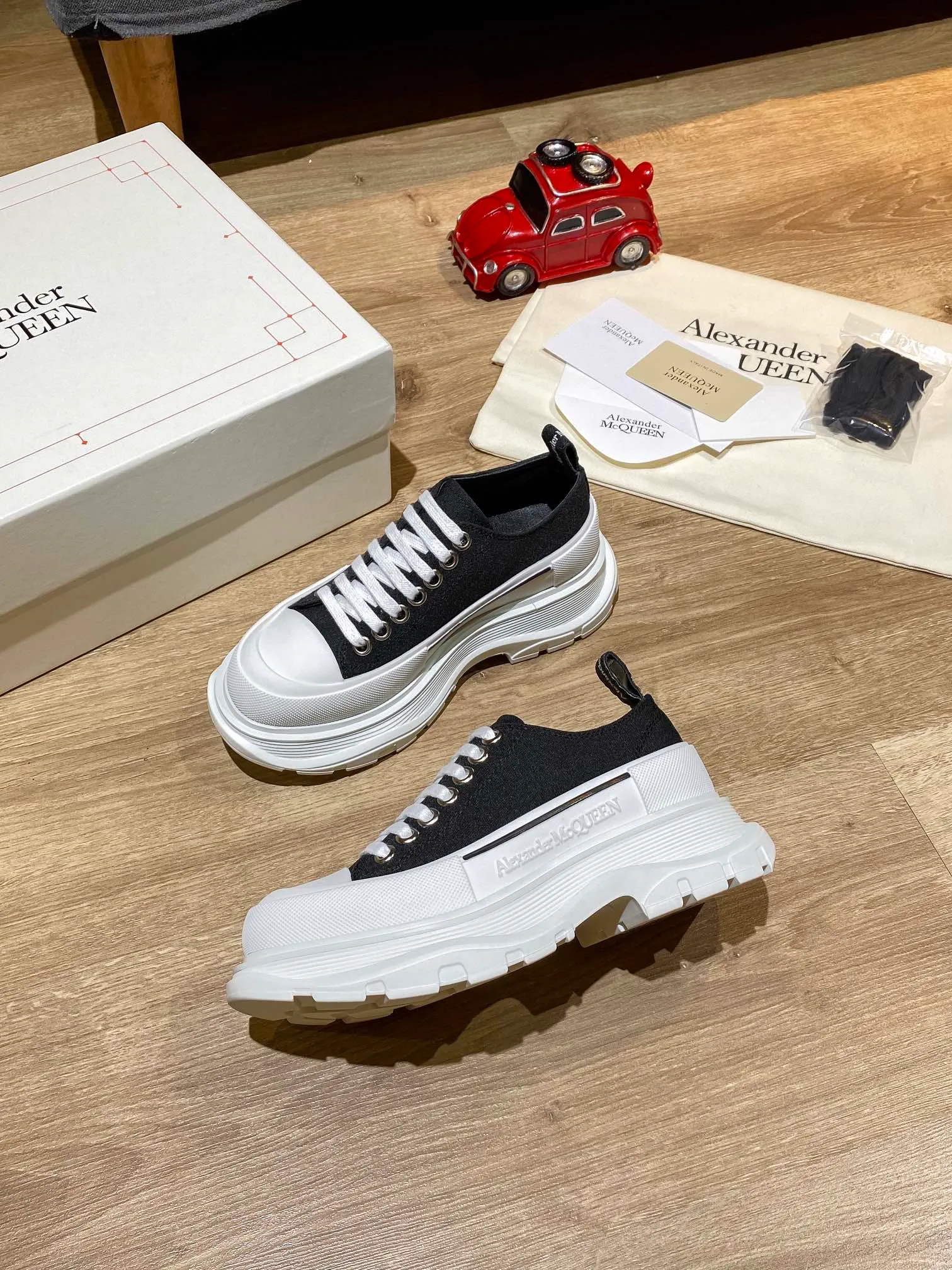 👟👟Ex-factory price 480👟👟 Women's Shoes Women's Clothing Women's Shoes Factory Alexander Mcqueen🚀🚀Couple's Style👫 MQ McQueen thick-soled platform shoes, the latest spring style in the counter, Xiaohongshu is popular. It is another casual shoe that increases height and makes you look slimmer. 😄 Don't choose any style. The heel height is 6.5 cm, which is equivalent to wearing a pair of high heels. It is inevitable to look thinner. Black and white are versatile. Pink looks younger. Several colors are very popular. Original order purchased from hk. Highest quality in the market. Popular product, 👍 Material: Genuine customized space Monica cloth. Goat leather lining. Private model T👟👟Ex-factory price. U multi-layer combination outsole. Standard code number. Comes with the latest packaging in the counter. Code number: 35-40 for women and 39-44 for men.